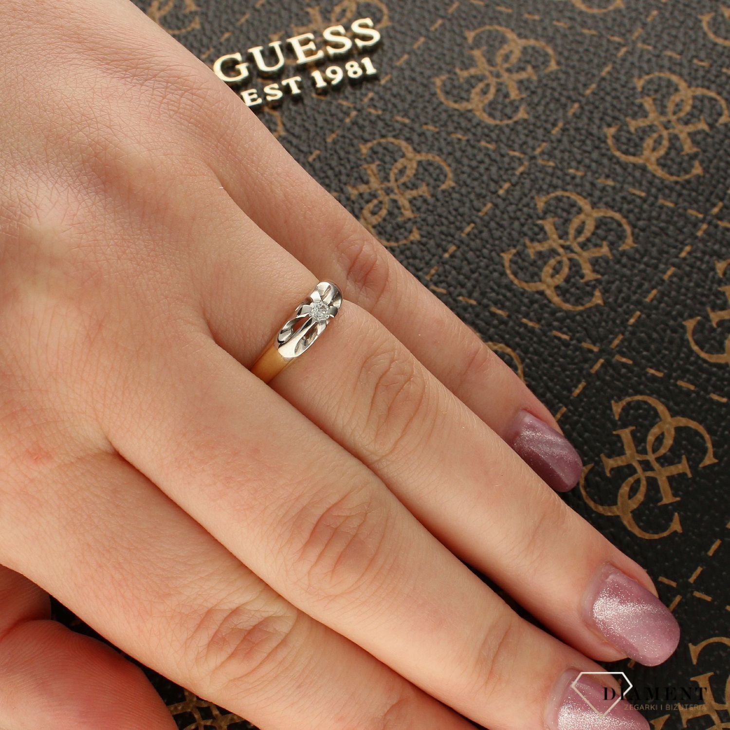 Elegancki pierścionek z żółtego i białego złota 585 z uniesionym diamentem 0,08 ct. Czystość P1, barwa W. Klasyczny styl z certyfikatem autentyczności. Idealny prezent.1.jpg